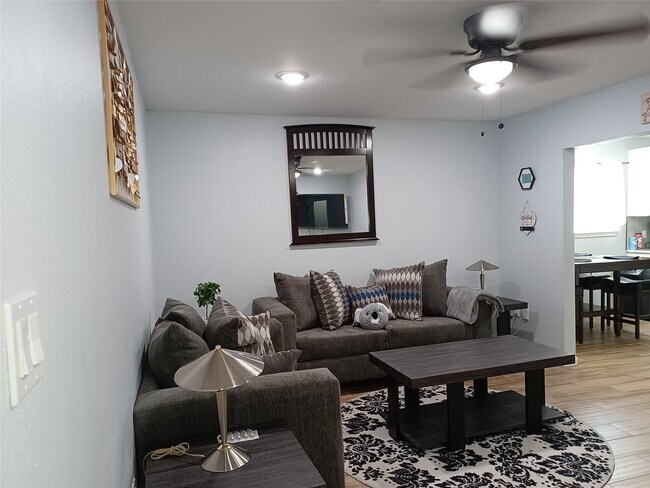 Building Photo - 5815 Schevers St