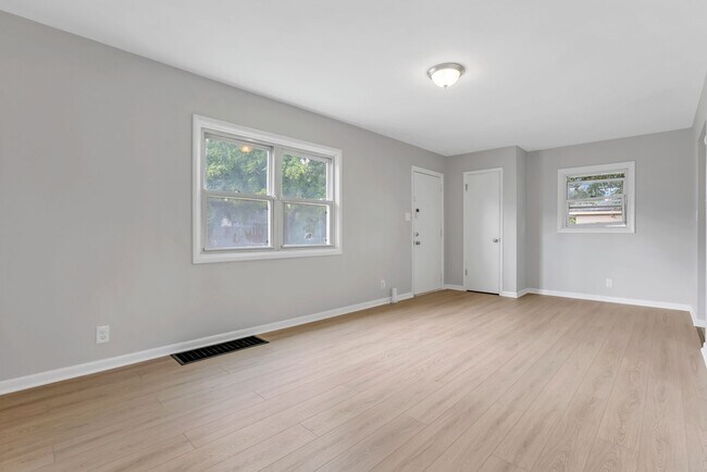 Building Photo - 307 S Wheatland Ave