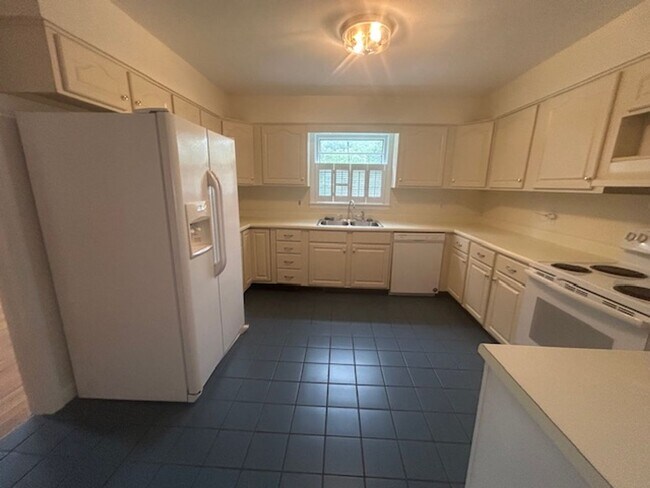 Building Photo - 10 Bevlyn Dr
