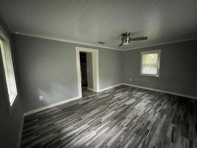 Building Photo - 1316 Aintree Ln