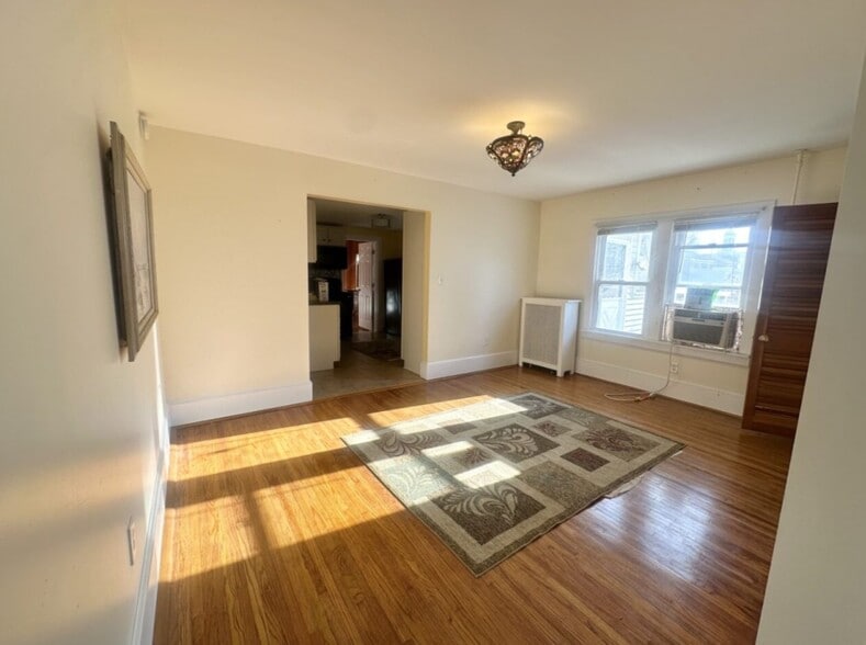 Building Photo - 986 Ash St