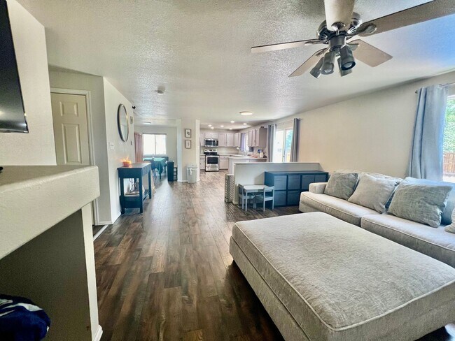 Building Photo - Beautifully Updated Home In Desirable Hend...