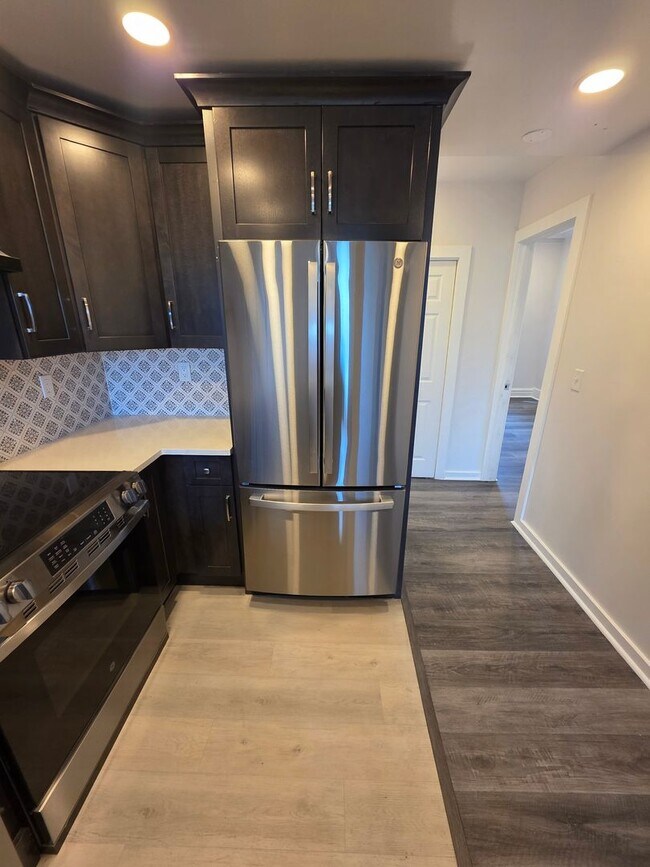 Building Photo - Newly Renovated 2 Bedroom Apartment - Poug...