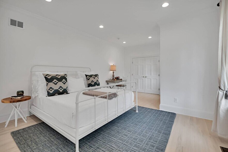 Building Photo - 131 Flying Point Rd