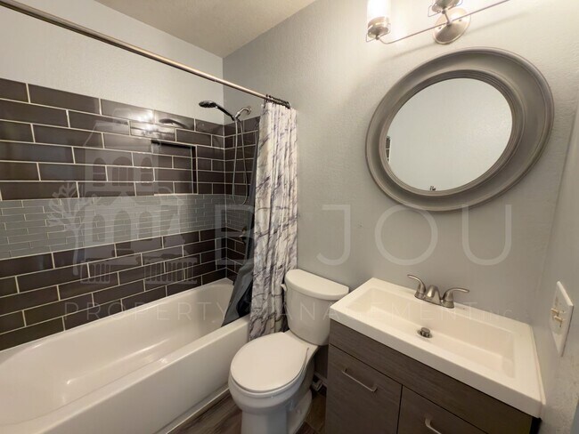 Building Photo - Spacious Split Level