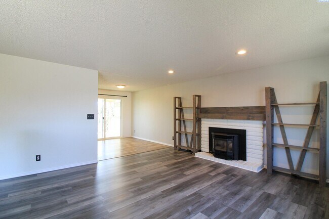 Building Photo - Rent Special! Large 4 Bed/2 Bath + Office ...