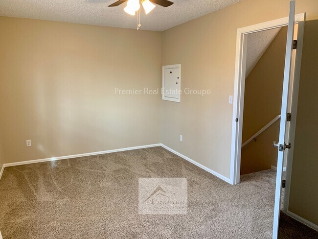 Building Photo - 1122 Delaware Dr