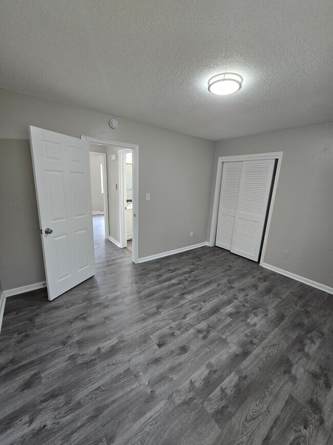 Building Photo - 1408 N 63rd Terrace