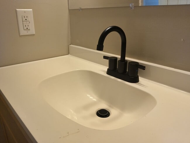 Building Photo - Spacious 2bd/1.5ba townhome