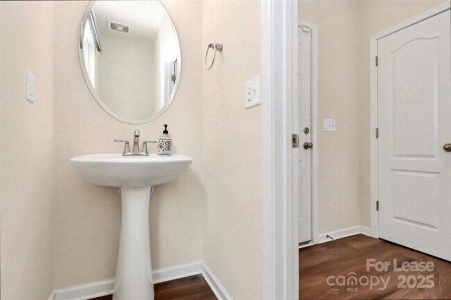 Building Photo - 16027 Harbor Hill Dr