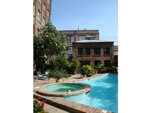 courtyard with pool, jacuzzi, and gym - 1107 S Peters St