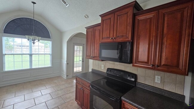Building Photo - 213 Summerstone Bend