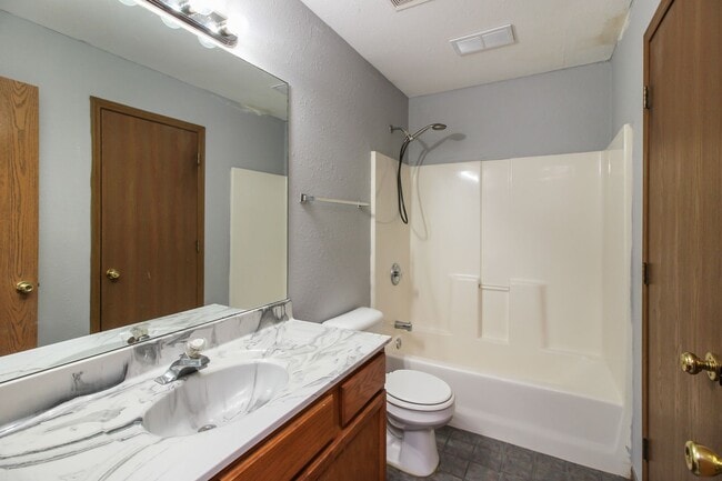 Building Photo - 108-110 Elk Dr