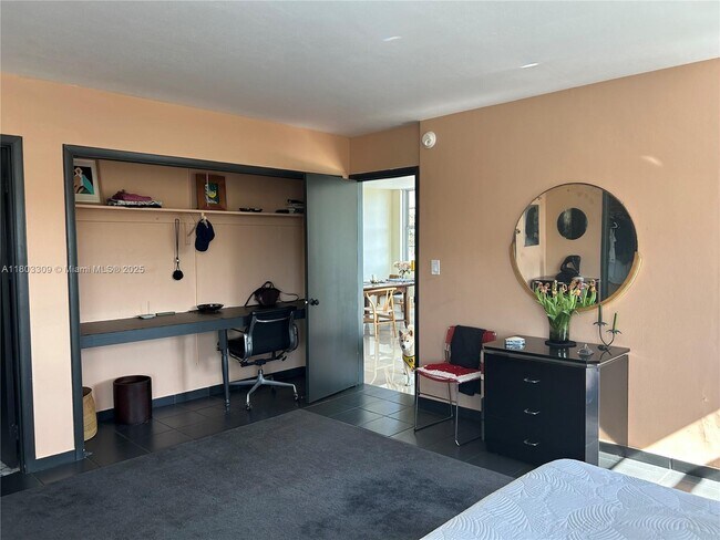 Building Photo - 9500 W Bay Harbor Dr