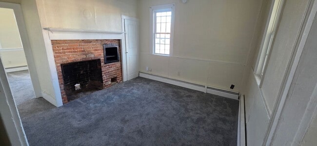 Building Photo - 72 Common St