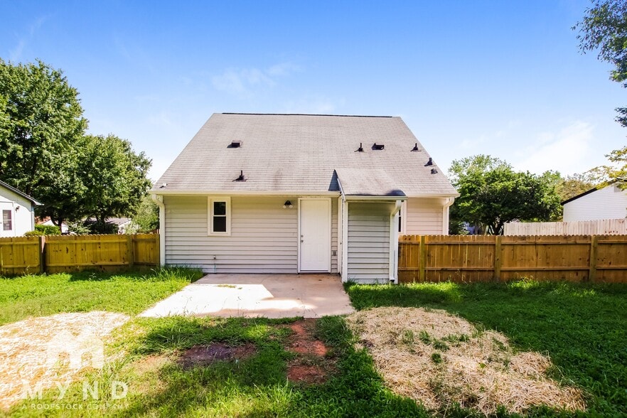 Building Photo - 8401 Clear Meadow Ln