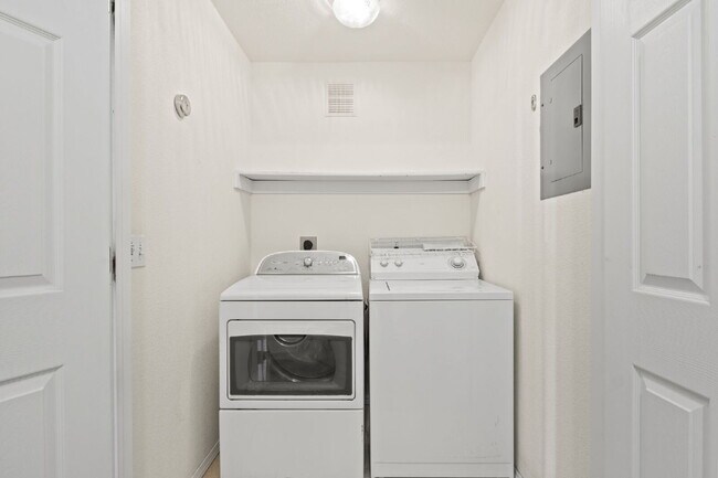 Building Photo - Fully Furnished Condo in Stratmoor Hills - Utilities Provided!