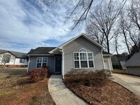 Building Photo - 3bed/2bath+Garage GSO!!