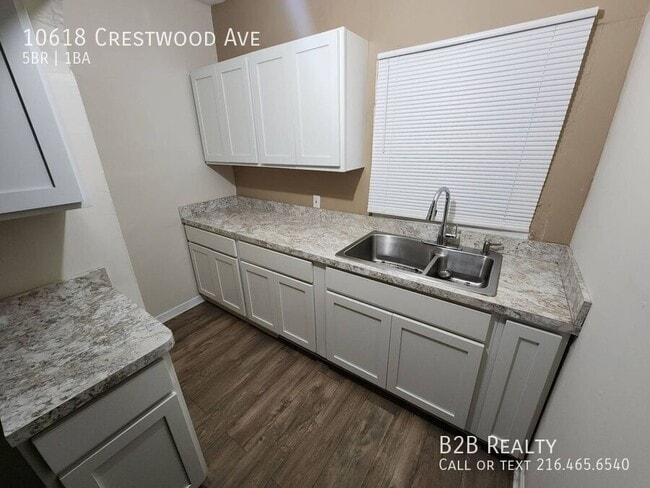 Building Photo - 10618 Crestwood Ave