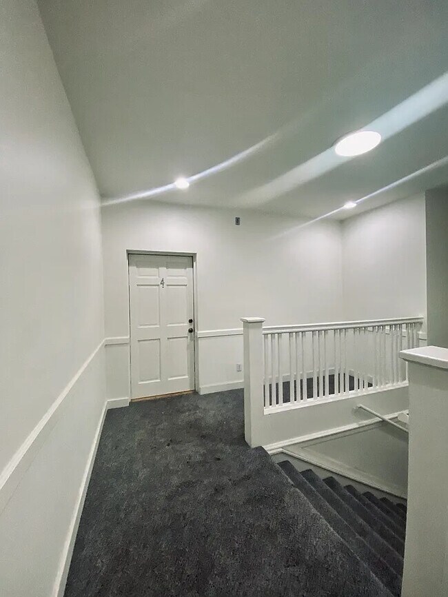 Building Photo - FOR RENT