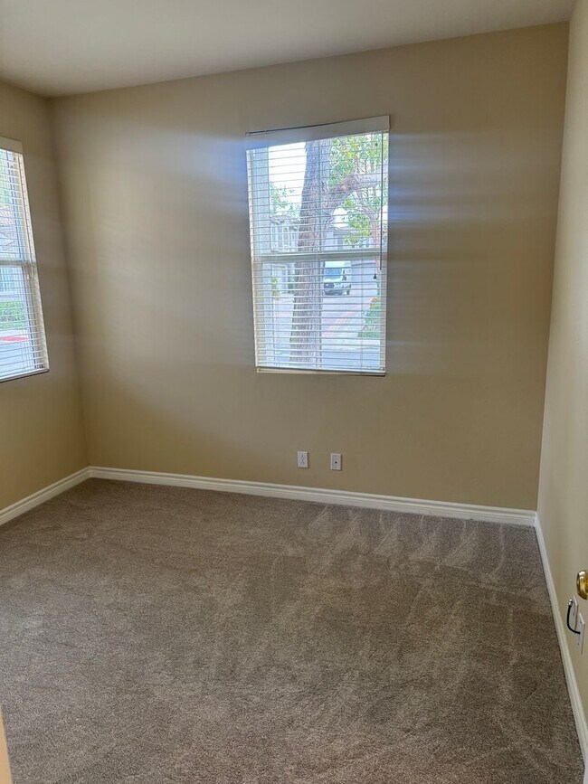 Building Photo - Beautiful 2 Bedroom/2 Bathroom + Bonus Room in Gated Community