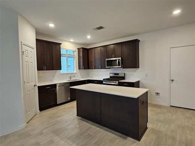 Building Photo - 1629 Brimhurst Dr