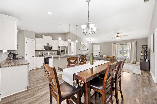 Building Photo - 5424 Maverick Ln