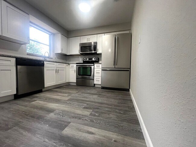Building Photo - Charming 3-Bedroom Home with Spacious Layout & Attached Garage in the Heart of Daytona Beach