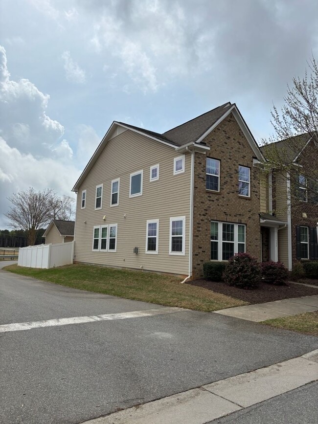 Building Photo - Renovated 3Bd, 2.5Ba End Unit Lake Norman Townhome with Fenced-in Yard and 1 Car Garage Coming Soon
