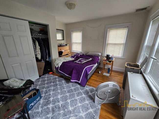 Building Photo - Large Duplex - Off-Street Parking - Centra...
