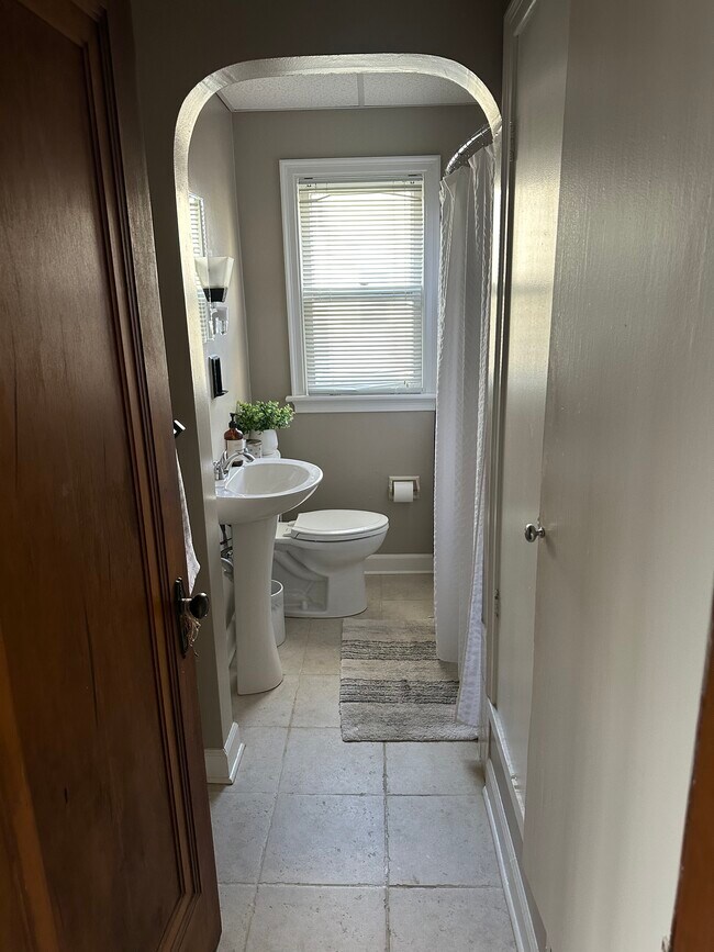 Building Photo - 1322 Doten Ave