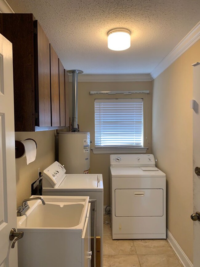 Building Photo - Metairie 3 Bedroom with Spacious Rooms and...