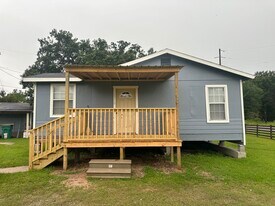 Building Photo - 2319 Riverside Dr