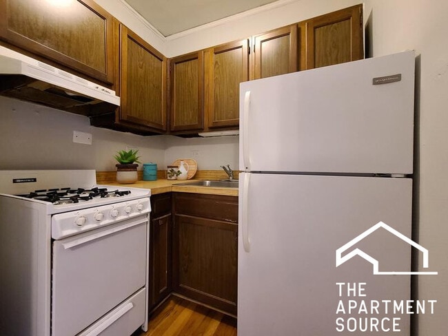 Building Photo - 837 W Wolfram St