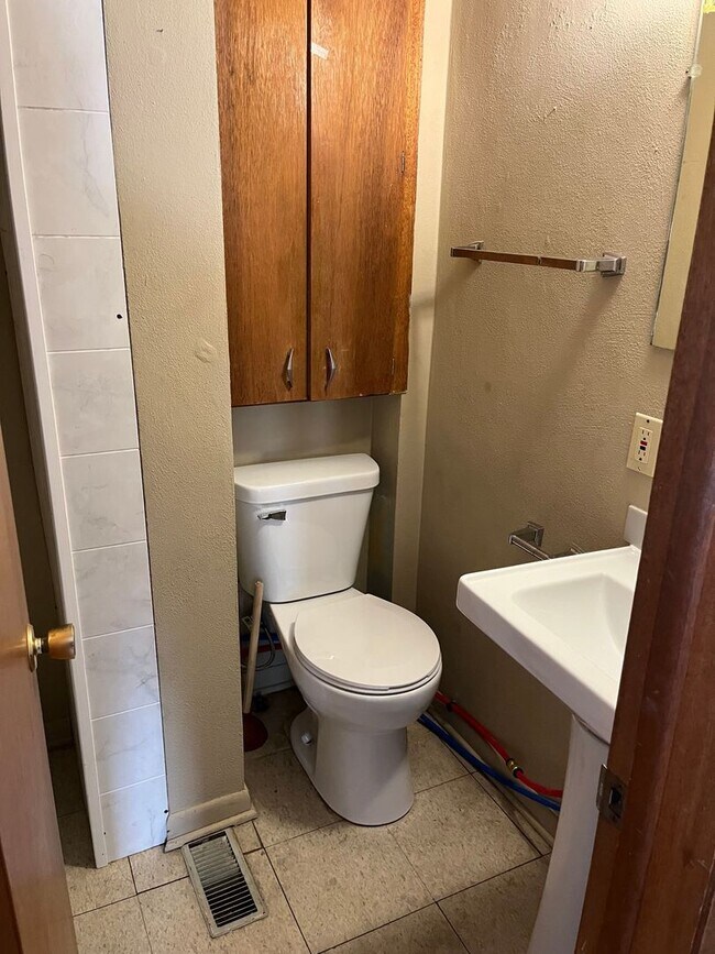 Building Photo - 320 S 17th St