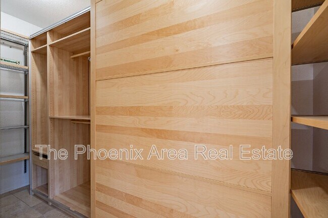 Building Photo - 4663 S Oleander Dr