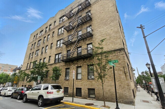 Building Photo - 217 44th St