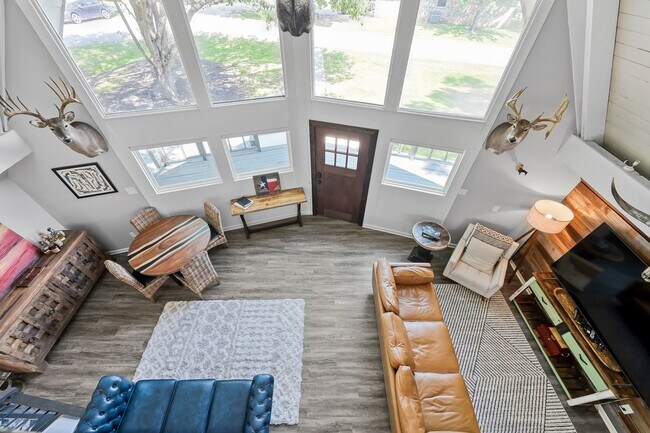 Building Photo - 446 Fantasy Ln