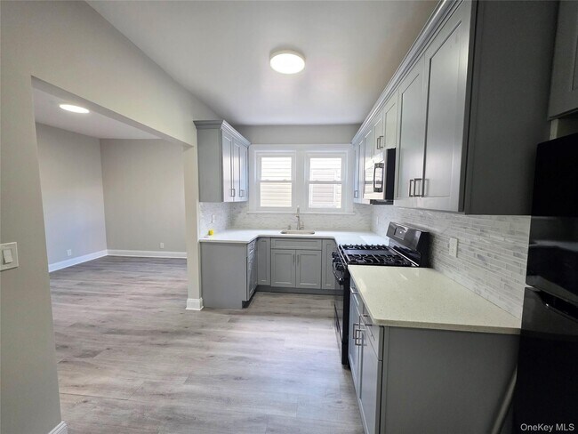 Building Photo - 147 Jericho Tpke