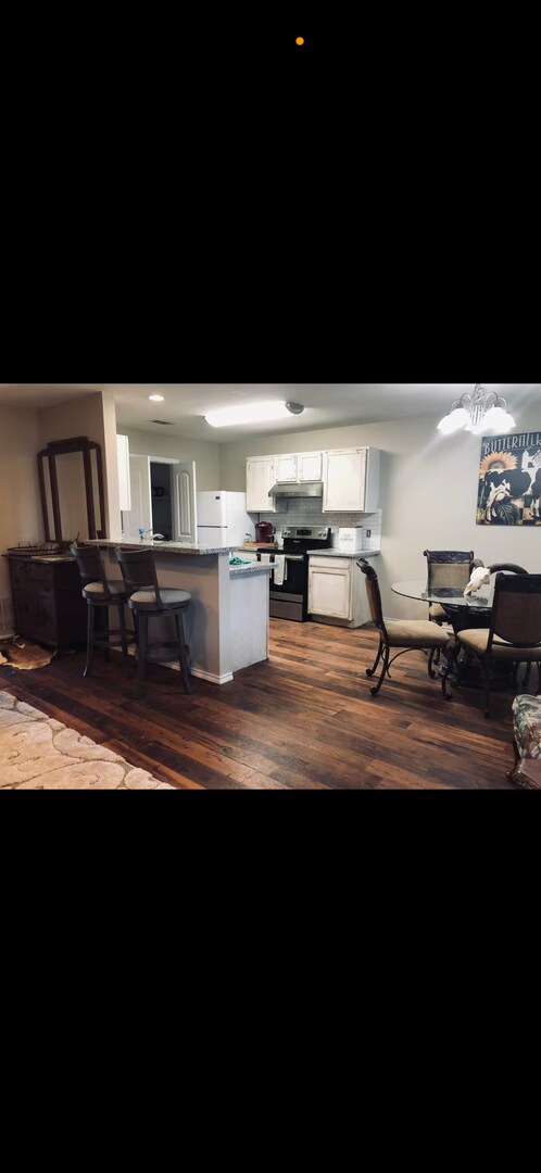 Building Photo - 4 bed 2 bath 1 car garage on Flint Avenue!
