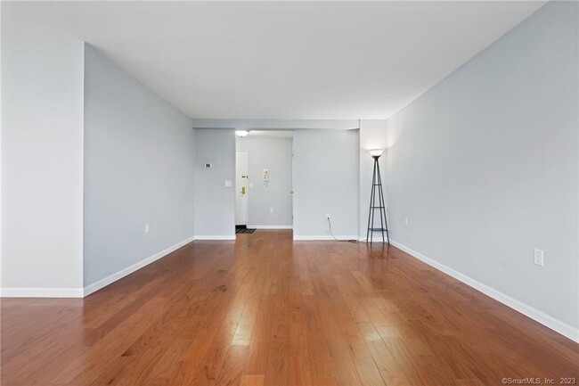 Building Photo - 891 Farmington Ave