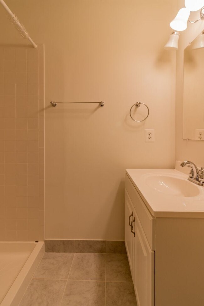 Building Photo - Beautiful 3 Bed 3.5 Bath Brick Interior To...