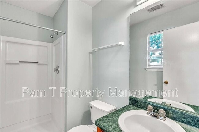 Building Photo - 215 Laurelwood Dr