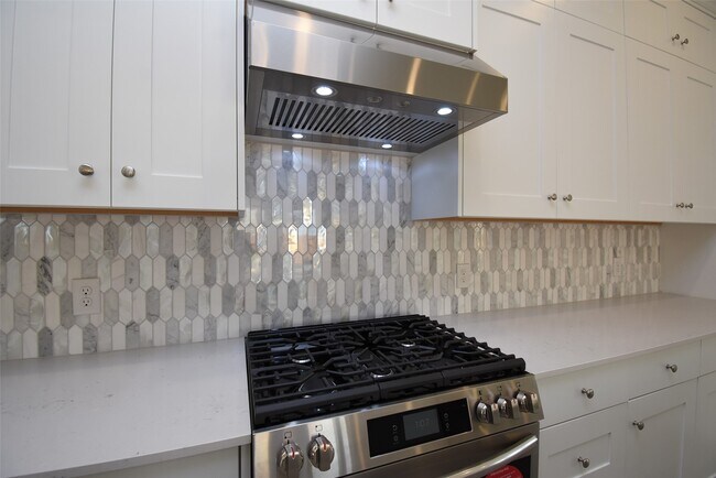 Building Photo - 6303 Golden Seaton Dr
