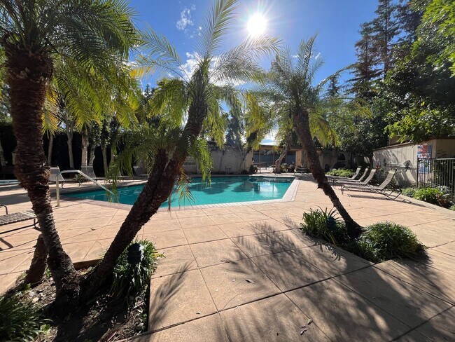 Building Photo - LOCATION! Move-in ready 2+2 w/parking, pool + balcony!