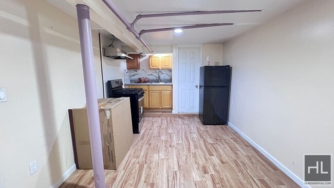 Building Photo - NEWLY RENOVATED 1 BEDROOM SEMI-BASEMNT  EA...