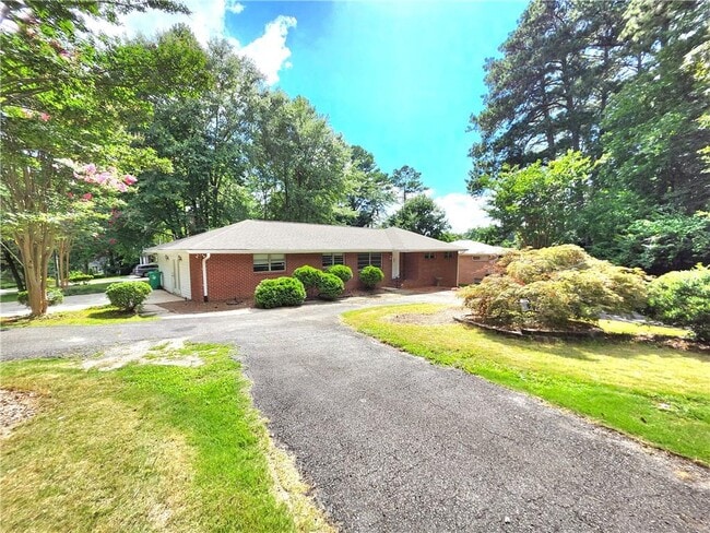 Building Photo - 2497 N Druid Hills Rd NE