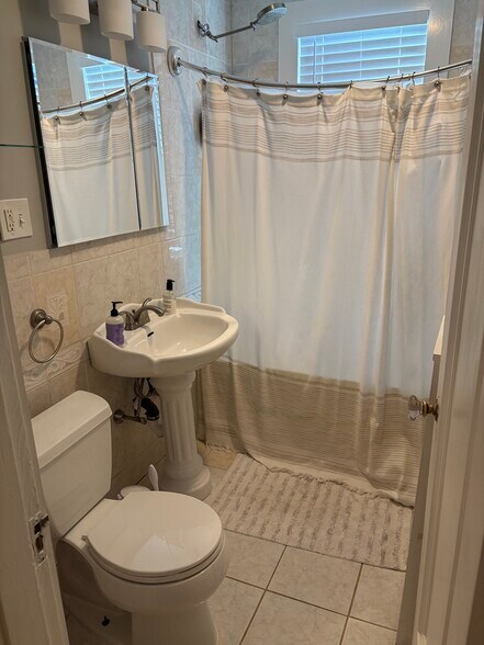 Building Photo - 51 Algonquin Rd