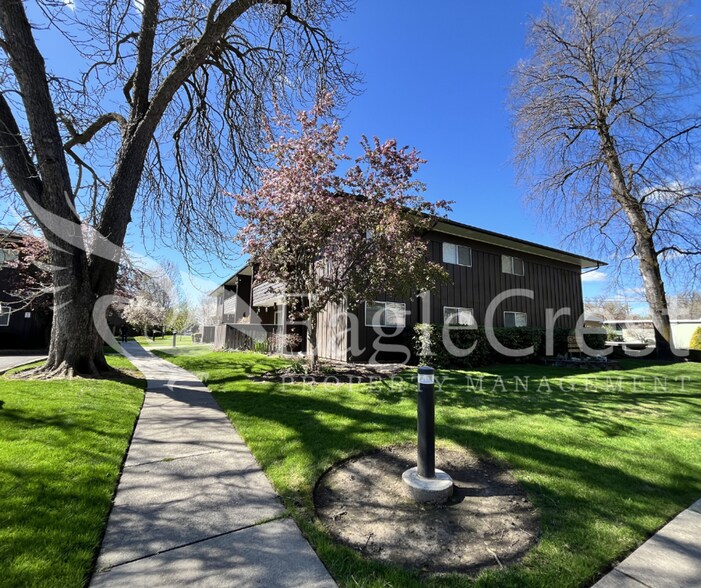Building Photo - Convenient 3 Bedroom 2 Bathroom Condo Living With POOL Access