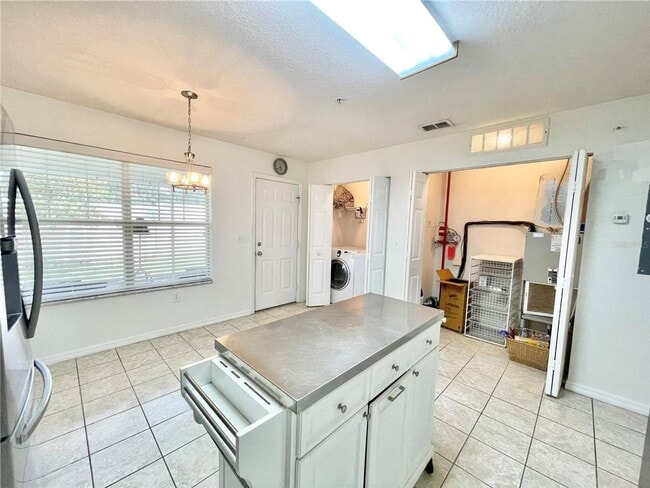Building Photo - Beautiful 3BR/2.5BA Corner Townhome in Hai...